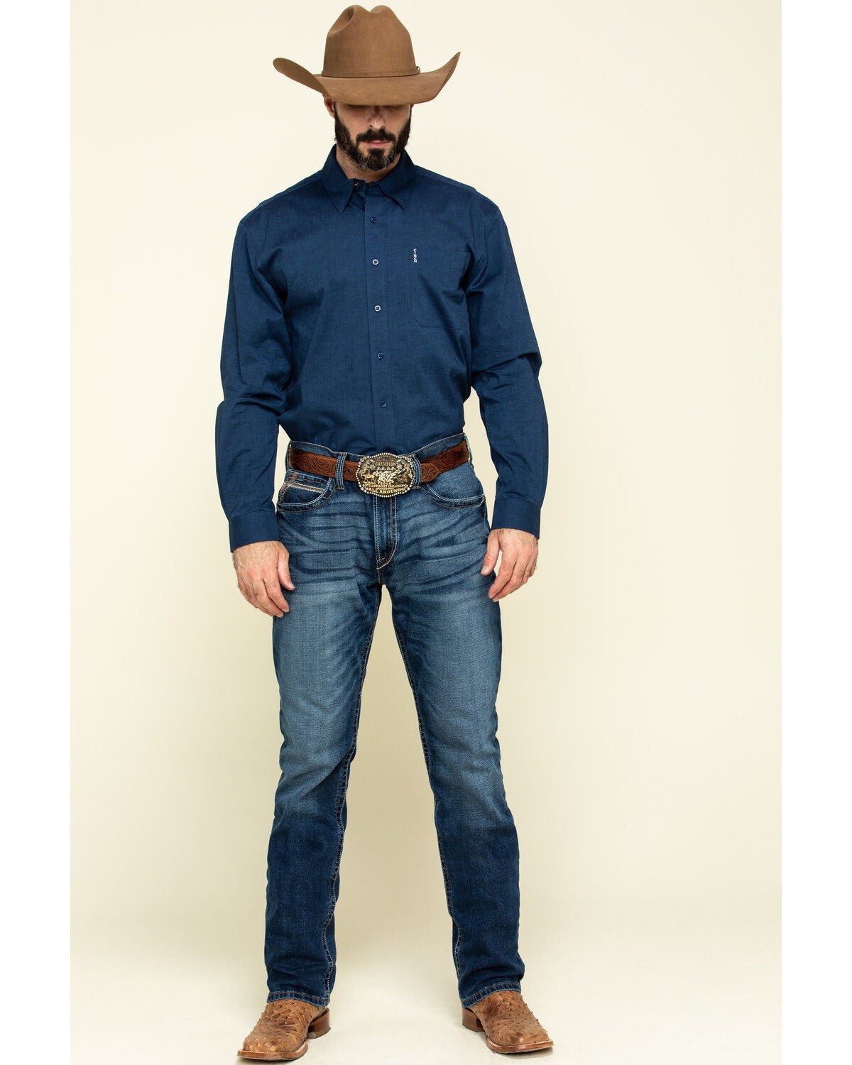 outfit blusa blanca y tenis