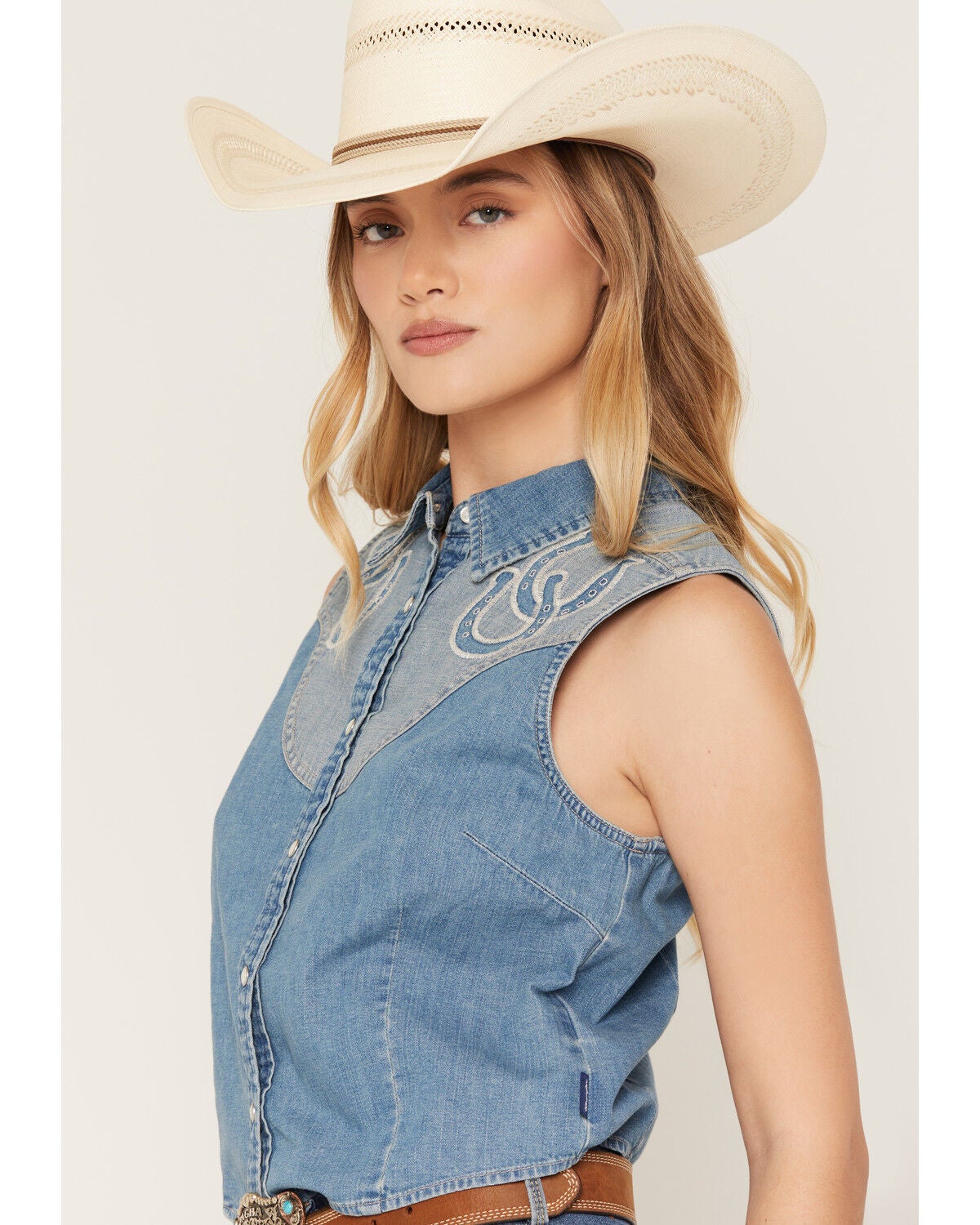 Image #2 - Wrangler Retro Women's Horseshoe Sleeveless Cropped Snap Western Shirt, Blue, hi-res