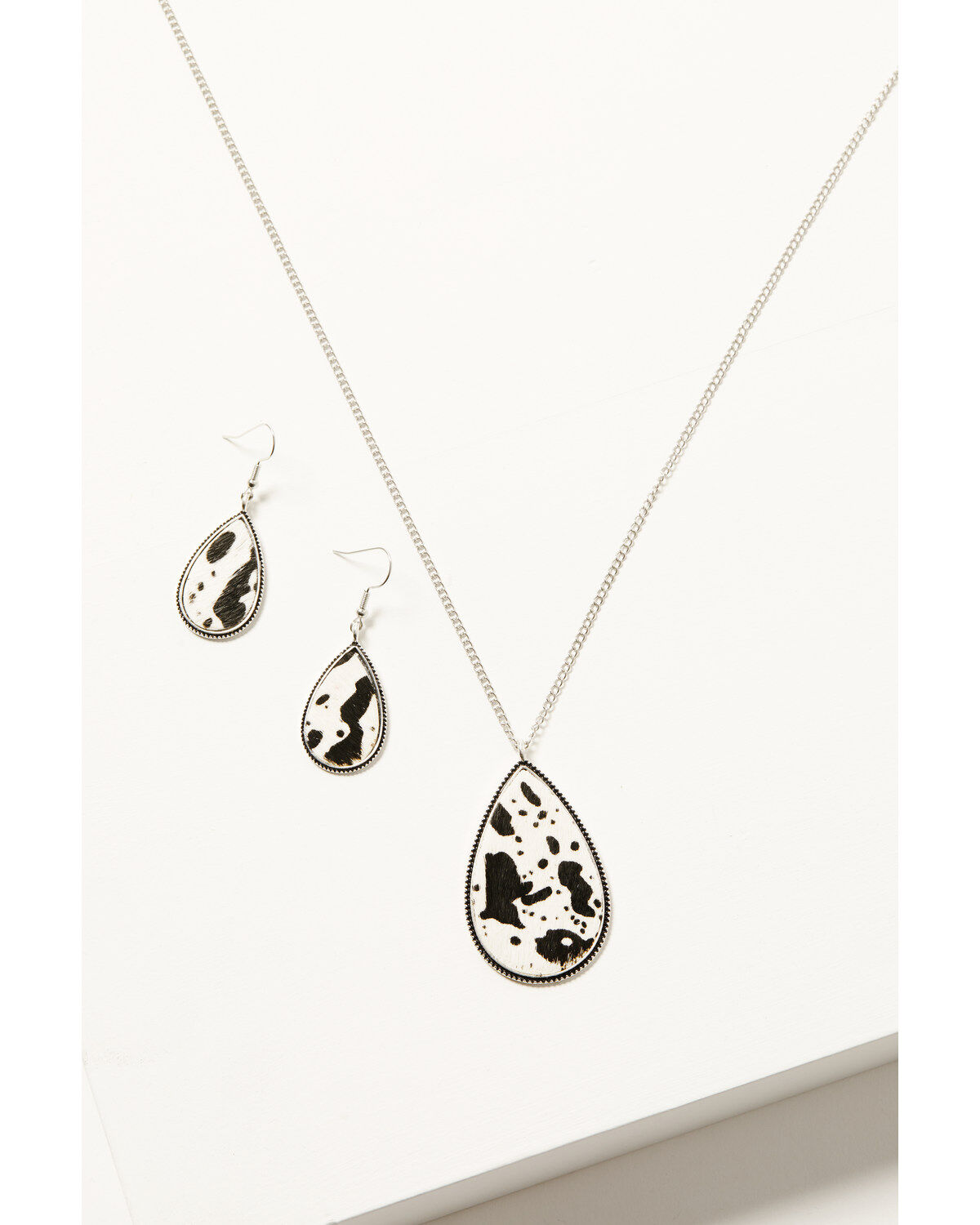 Image #1 - Shyanne Women's Cow Print Long Pendant Necklace and Earring Set, Silver, hi-res
