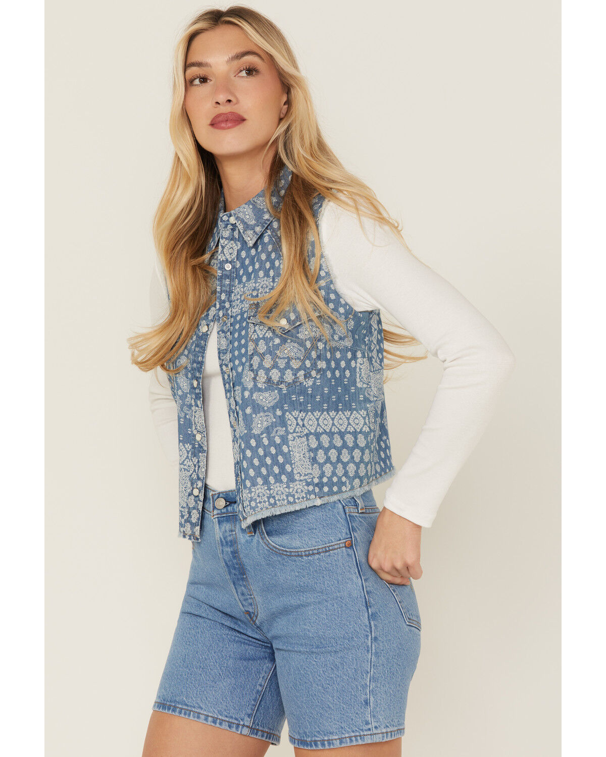 Women's Wrangler Retro Bandana Print Cropped Sleeveless Snap Western S