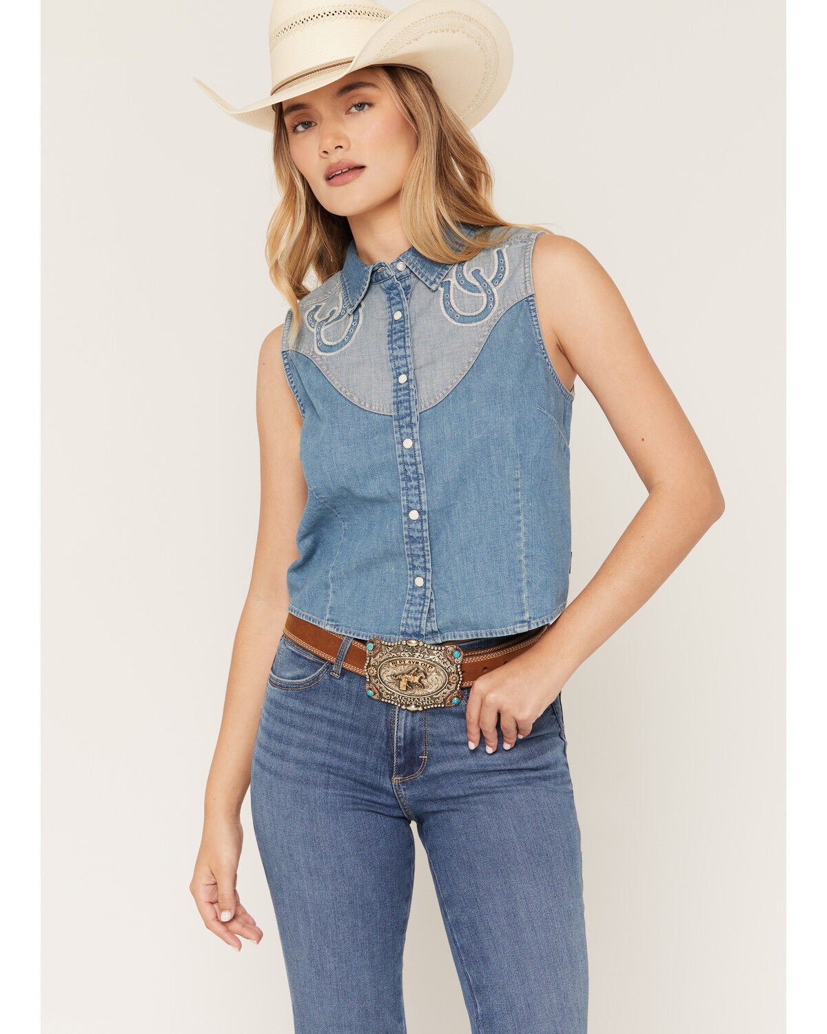 Women's Wrangler Retro Horseshoe Sleeveless Cropped Snap Western Shirt