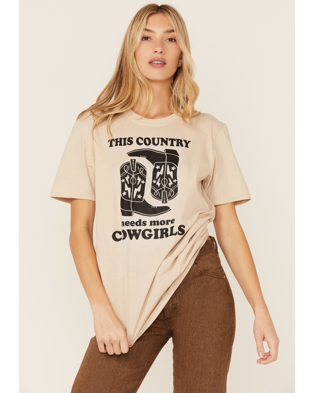 Ali Dee Women's Sand This Country Needs More Cowgirls Graphic Tee
